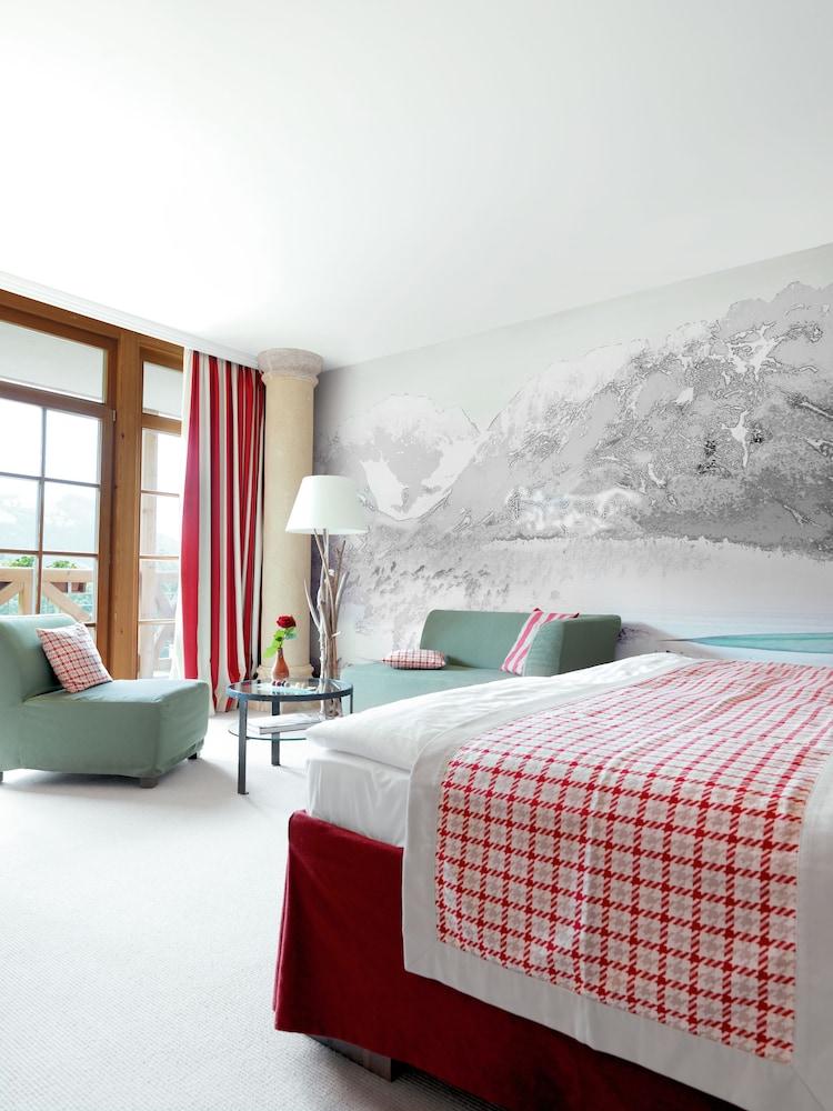 Schlosshotel Kitzbuehel A-Rosa Collection Kitzbühel Exterior foto A room at the Hotel Axelmannstein