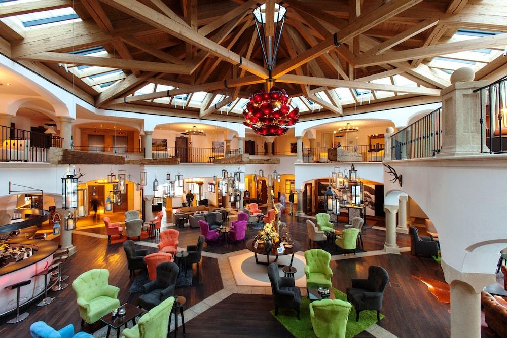 Schlosshotel Kitzbuehel A-Rosa Collection Kitzbühel Exterior foto The lobby of the hotel