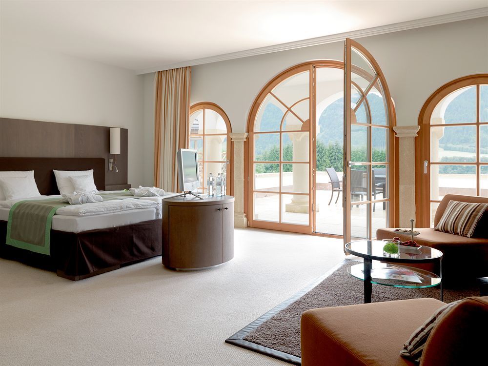 Schlosshotel Kitzbuehel A-Rosa Collection Kitzbühel Exterior foto A room at the Hotel Axelmannstein