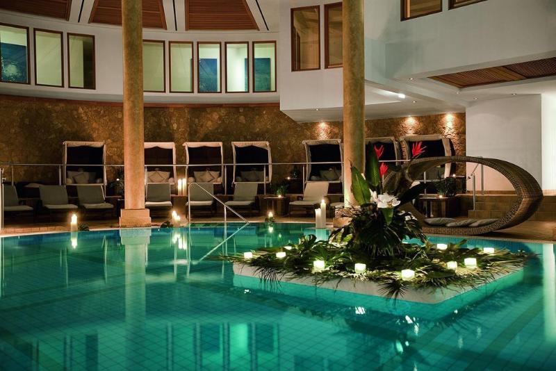 Schlosshotel Kitzbuehel A-Rosa Collection Kitzbühel Exterior foto The spa at the Hotel
