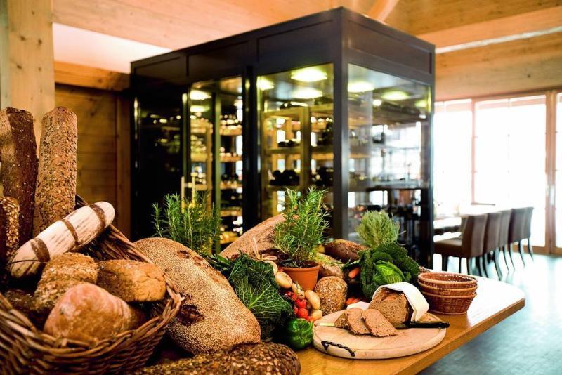 Schlosshotel Kitzbuehel A-Rosa Collection Kitzbühel Exterior foto Bread and wine at a restaurant