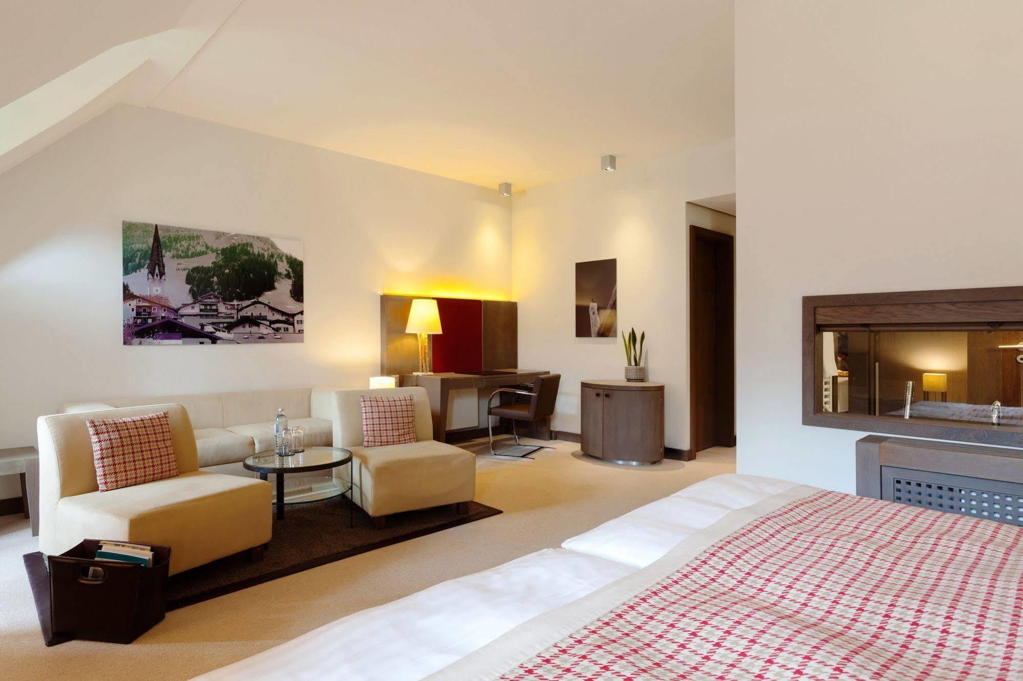 Schlosshotel Kitzbuehel A-Rosa Collection Kitzbühel Exterior foto A room at the Hotel de la Tour