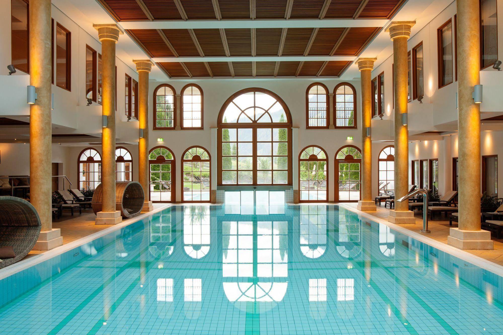 Schlosshotel Kitzbuehel A-Rosa Collection Kitzbühel Exterior foto The swimming pool at the Hotel