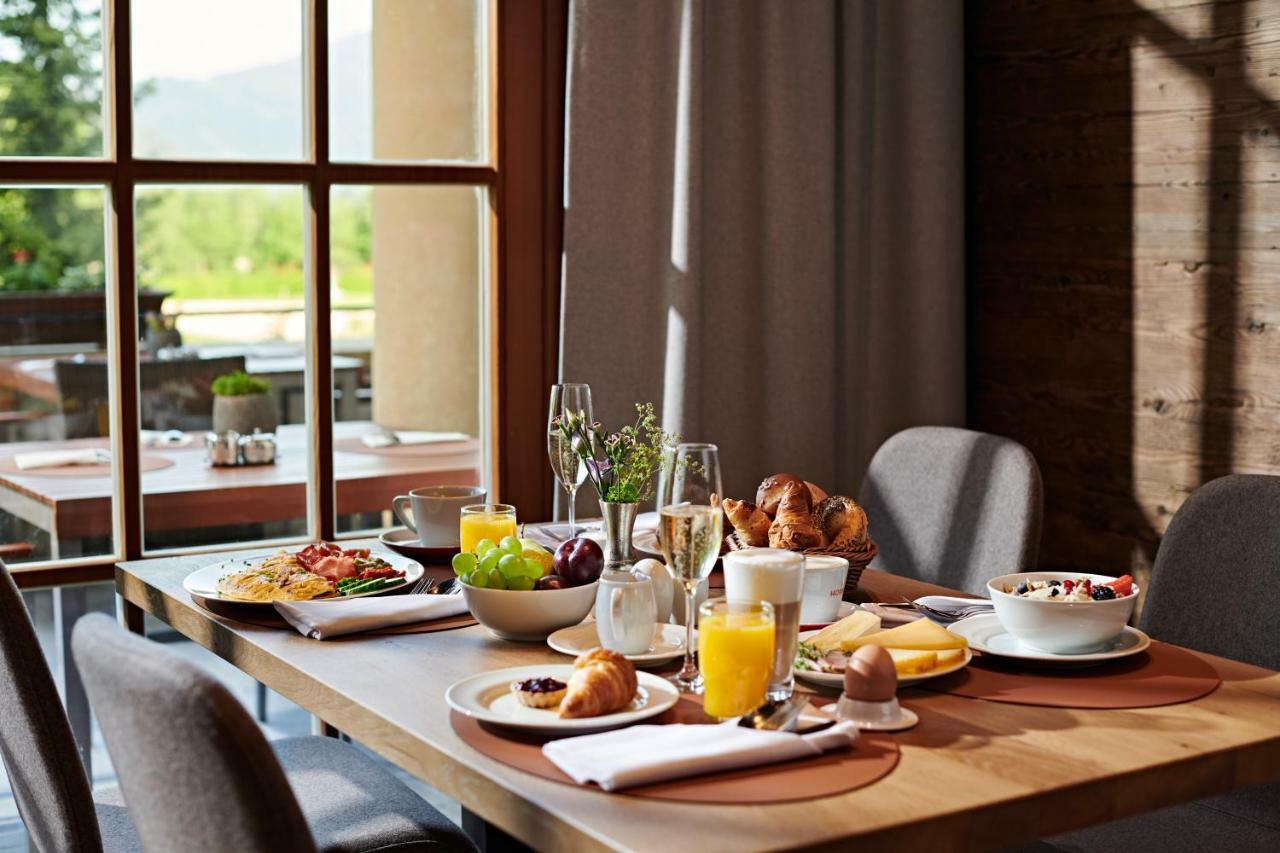 Schlosshotel Kitzbuehel A-Rosa Collection Kitzbühel Exterior foto Breakfast table